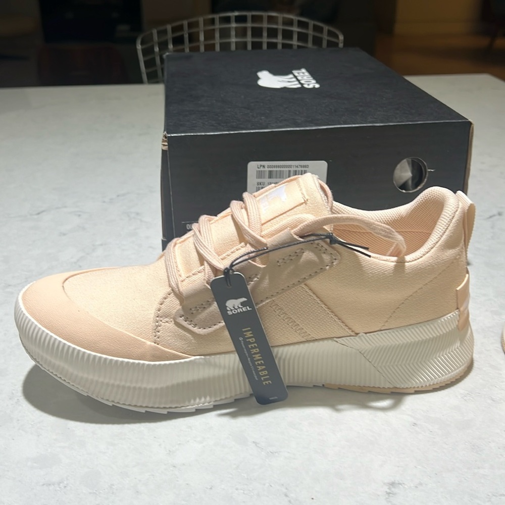 Sorel NIB/NWT 8 Out N About III waterproof low sneaker, white peach/chalk